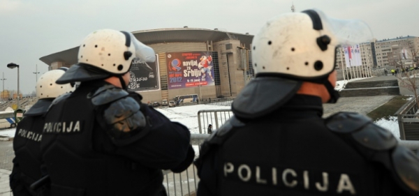 (Arquivo) Policiais em Belgrado