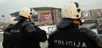 (Arquivo) Policiais em Belgrado