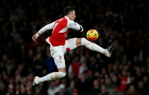 O alem&atilde;o Mesut Ozil, do Arsenal, domina uma bola na partida contra o Bournemouth, 28 de dezembro, 2015 em Londres