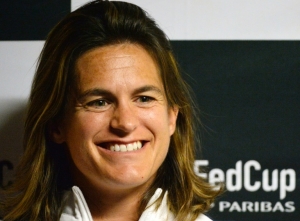 (Arquivo) A ex-tenista francesa Am&eacute;lie Mauresmo participa de uma coletiva de imprensa em Trelaze, na Fran&ccedil;a, em 13 de abril de 2016