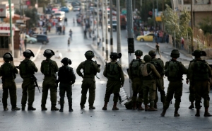 Soldados israelenses montam guarda durante confrontos com palestinos em Bel&eacute;m em 5 de outubro de 2015