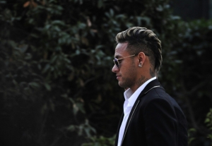 O jogador Neymar deixa a Audi&ecirc;ncia Nacional, em Madri, no dia 2 de fevereiro de 2016