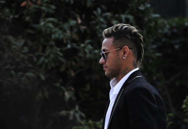 O jogador Neymar deixa a Audi&ecirc;ncia Nacional, em Madri, no dia 2 de fevereiro de 2016