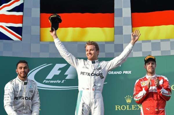 Nico Rosberg (C) festeja sua vit&oacute;ria no GP da Austr&aacute;lia, em 20 de mar&ccedil;o, em Melbourne