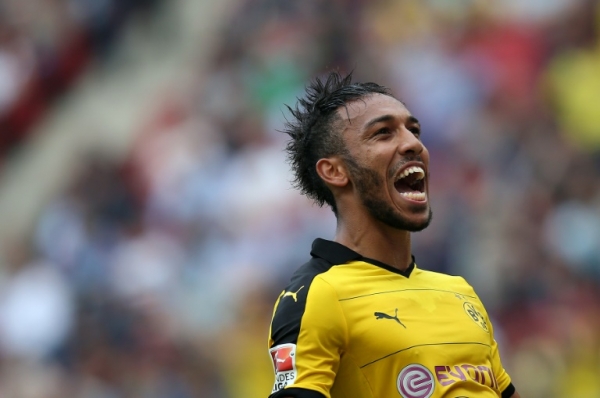 Pierre-Emerick Aubameyang, do Borussia Dortmund, comemora gol durante partida contra o Hannover, em Hanover, no dia 12 de setembro de 2015