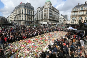 Uma multid&atilde;o se re&uacute;ne na Pra&ccedil;a La Bourse para homenagear as v&iacute;timas dos atentados realizados na semana anterior, em Bruxelas, no dia 27 de mar&ccedil;o de 2016