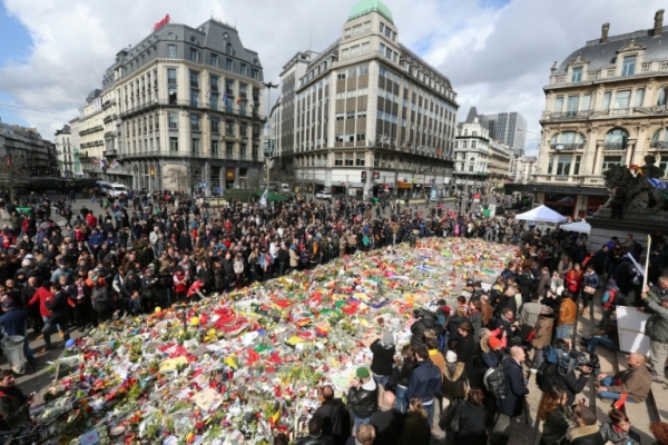 Uma multid&atilde;o se re&uacute;ne na Pra&ccedil;a La Bourse para homenagear as v&iacute;timas dos atentados realizados na semana anterior, em Bruxelas, no dia 27 de mar&ccedil;o de 2016
