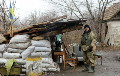 Militar ucraniano em uma posi&ccedil;&atilde;o na aldeia de Zaytseve, regi&atilde;o de Donetsk, em 12 de dezembro.