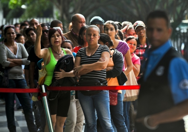 Pessoas fazem fila para comprar comida em um mercado popular, em Caracas, no dia 4 de dezembro de 2015