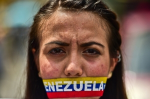 Uma manifestante participa de protesto da oposi&ccedil;&atilde;o contra o presidente venezuelano, Nicol&aacute;s Maduro, em Caracas, no dia 7 de junho de 2016