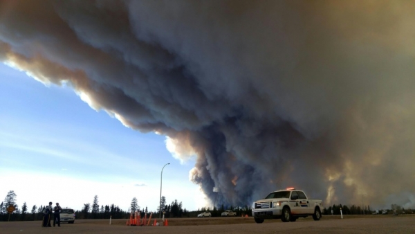 Os inc&ecirc;ndios continuavam a avan&ccedil;ar neste domingo nas florestas da regi&atilde;o de Fort McMurray, no Canad&aacute;, enquanto milhares de desabrigados que perderam tudo encontravam algum conforto no esp&iacute;rito de solidariedade dos canadenses.