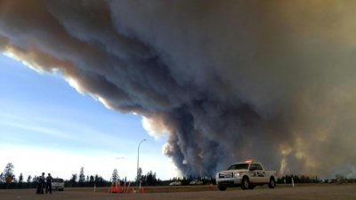 Os inc&ecirc;ndios continuavam a avan&ccedil;ar neste domingo nas florestas da regi&atilde;o de Fort McMurray, no Canad&aacute;, enquanto milhares de desabrigados que perderam tudo encontravam algum conforto no esp&iacute;rito de solidariedade dos canadenses.