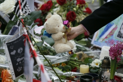 Dos caf&eacute;s t&iacute;picos, passando pelo est&aacute;dio mais famoso do pa&iacute;s, a uma casa de espet&aacute;culos tradicional... os jihadistas que atacaram esses s&iacute;mbolos em 13 novembro, h&aacute; um m&ecirc;s, fizeram com que os parisienses olhassem diferente para o futuro.