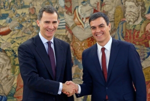 O rei Felipe VI da Espanha (E) e o l&iacute;der do Partido Socialista, Pedro S&aacute;nchez, em Madri, no dia 2 de fevereiro de 2016