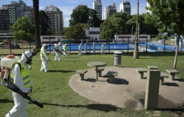 Agentes do Minist&eacute;rio do Meio Ambiente e do Espa&ccedil;o P&uacute;blico fumigam o Parque Chacabuco, em Buenos Aires, contra o mosquito Aedes aegypti, em 27 de janeiro de 2015