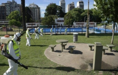 Agentes do Minist&eacute;rio do Meio Ambiente e do Espa&ccedil;o P&uacute;blico fumigam o Parque Chacabuco, em Buenos Aires, contra o mosquito Aedes aegypti, em 27 de janeiro de 2015