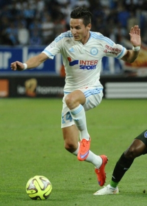 Marseille's Florian Thauvin (L) runs with the ball during the French L1 football match Marseille (OM) vs Bastia (SCB) on May 23, 2015 at the Velodrome stadium in Marseille. AFP PHOTO/FRANCK PENNANT