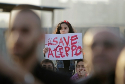 (1&ordm; mai) Menina s&iacute;ria participa de uma manifesta&ccedil;&atilde;o de solidariedade a Aleppo, na cidade libanesa de Tr&iacute;poli