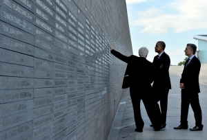 O presidente dos Estados Unidos, Barack Obama, &eacute; visto ao lado do argentino, Mauricio Macri, no Parque da Mem&oacute;ria, em 24 de mar&ccedil;o de 2016