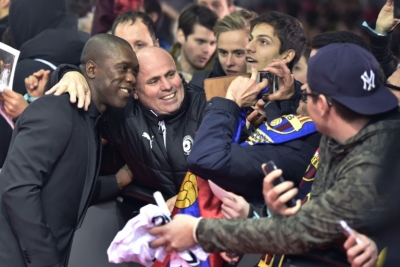 Clarence Seedorf (E) posa com f&atilde;s em cerim&ocirc;nia da Bola de Ouro em 11 de janeiro de 2016